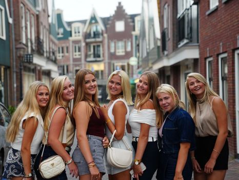 Wie is Kim Holland en hoe staat het met haar vermogen?